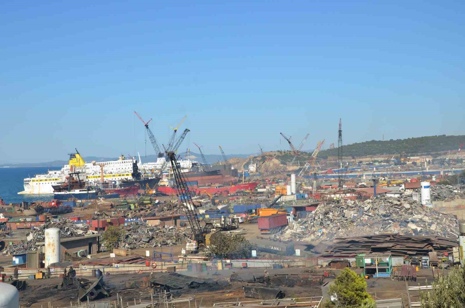 aliaga gemi sokum bolgesinde is kazasi 1 isci hayatini kaybetti 1