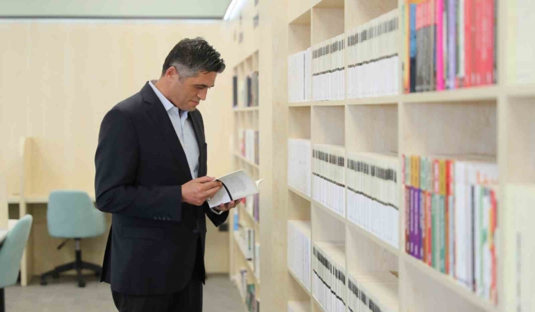 aliaga-kent-kitapligi-yeni-eserlerle-buyumeye-devam-ediyor-pILZbwKI.jpg