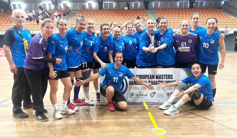 aliaga-veteran-hentbol-takimi-avrupa-4su-oldu-XI7OyiWu.jpg