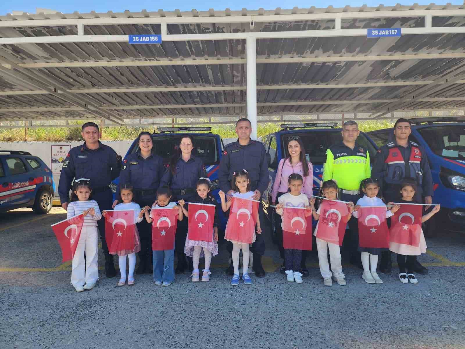 Aliağa’da, minik öğrenciler Jandarmayı yakından tanıdı 4 aliagada minik ogrenciler jandarmayi yakindan tanidi 0 7PvBE75z