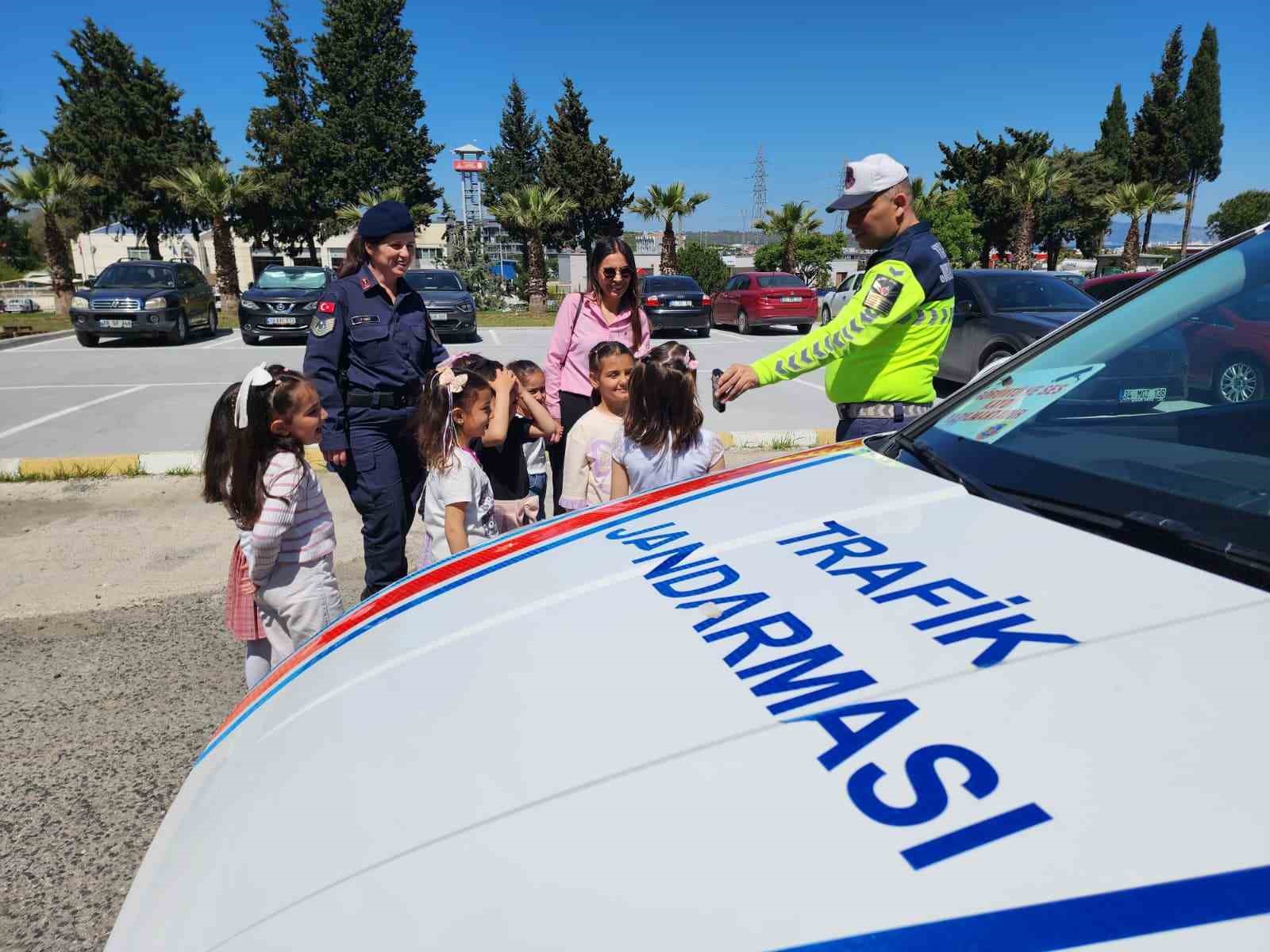 Aliağa’da, minik öğrenciler Jandarmayı yakından tanıdı 5 aliagada minik ogrenciler jandarmayi yakindan tanidi 1 OGTqvTlX