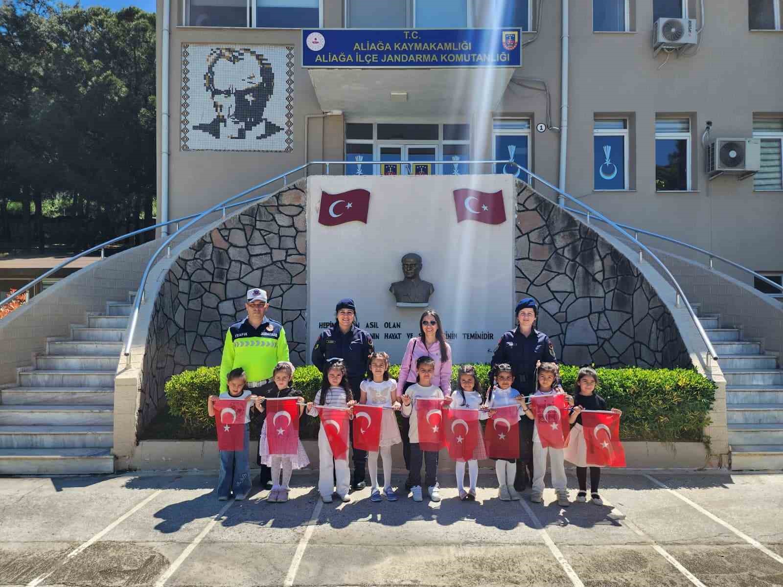 Aliağa’da, minik öğrenciler Jandarmayı yakından tanıdı 6 aliagada minik ogrenciler jandarmayi yakindan tanidi 2 VfWAJWYb