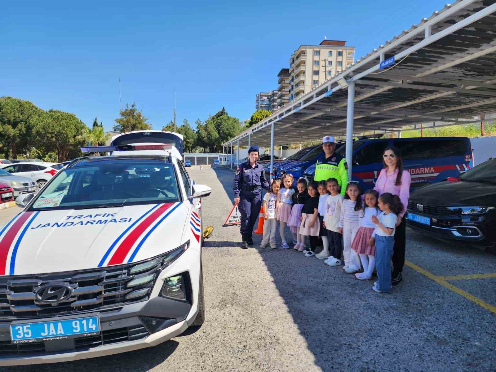 Aliağa’da, minik öğrenciler Jandarmayı yakından tanıdı 7 aliagada minik ogrenciler jandarmayi yakindan tanidi 3 SsYOR4vp
