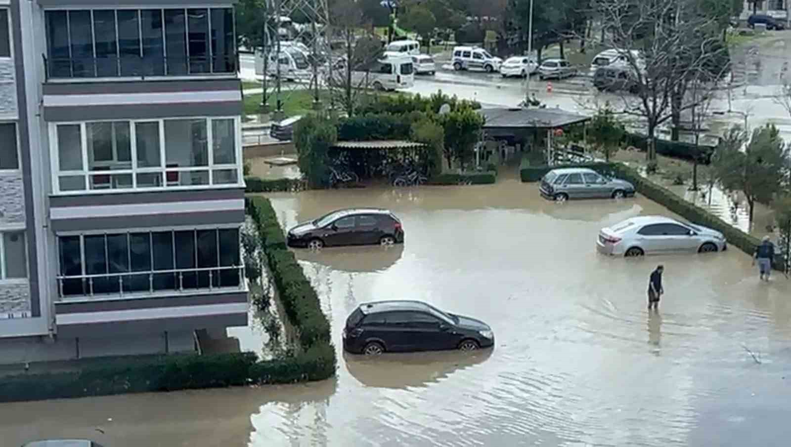 aliagada saganakla birlikte dere tasti bir mahalle sular altinda kaldi 0 w5wfl3pU