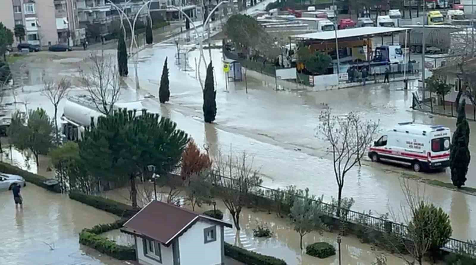 aliagada saganakla birlikte dere tasti bir mahalle sular altinda kaldi 1 ss4X6EG7