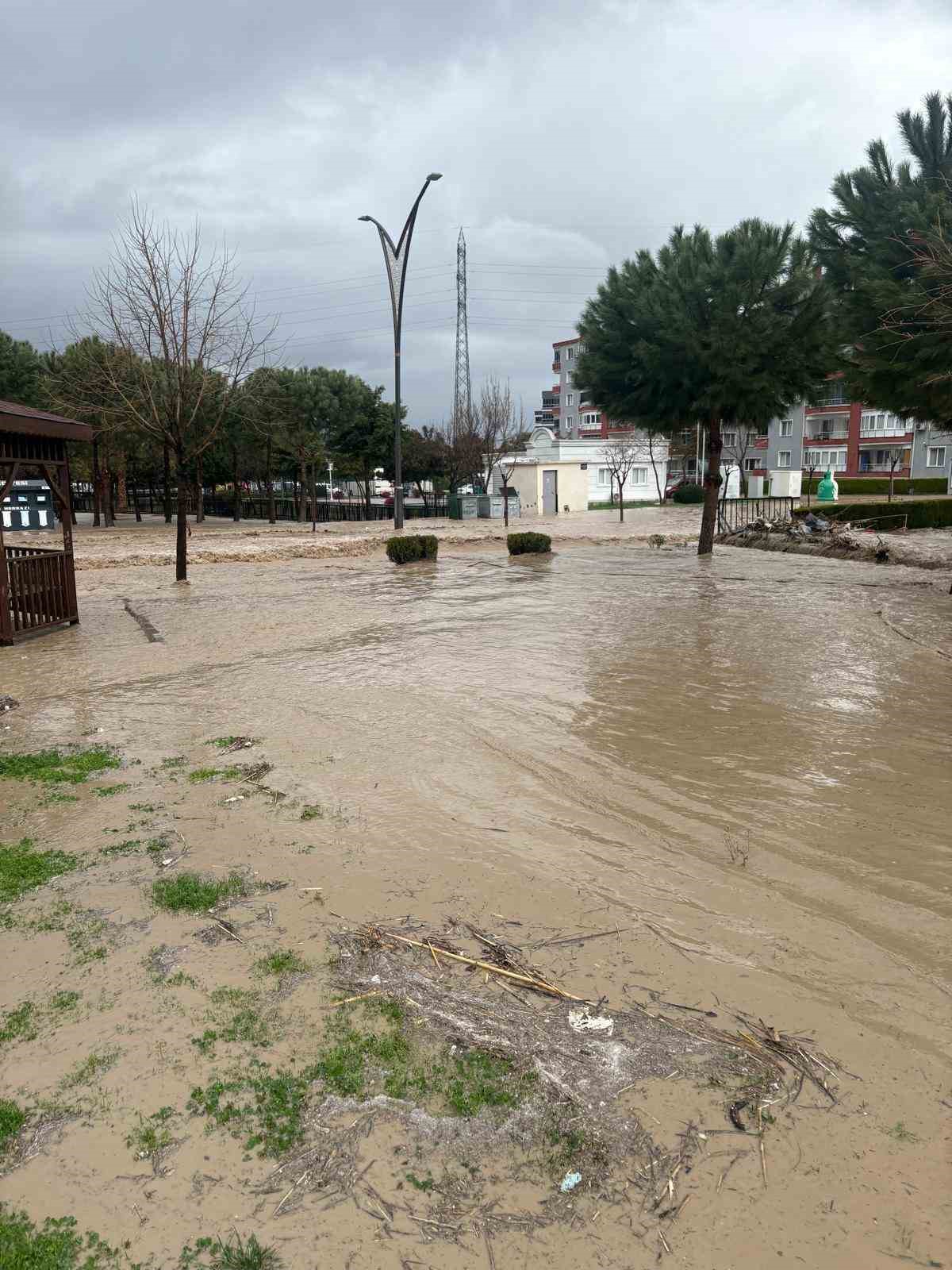 aliagada saganakla birlikte dere tasti bir mahalle sular altinda kaldi 2 cEVGvqD3