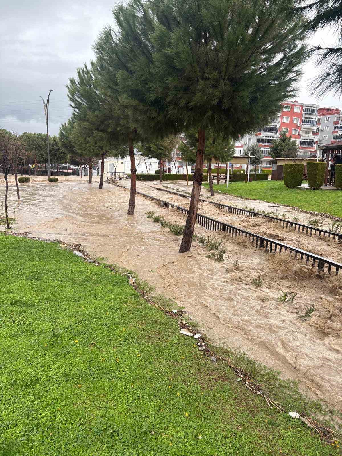 aliagada saganakla birlikte dere tasti bir mahalle sular altinda kaldi 3