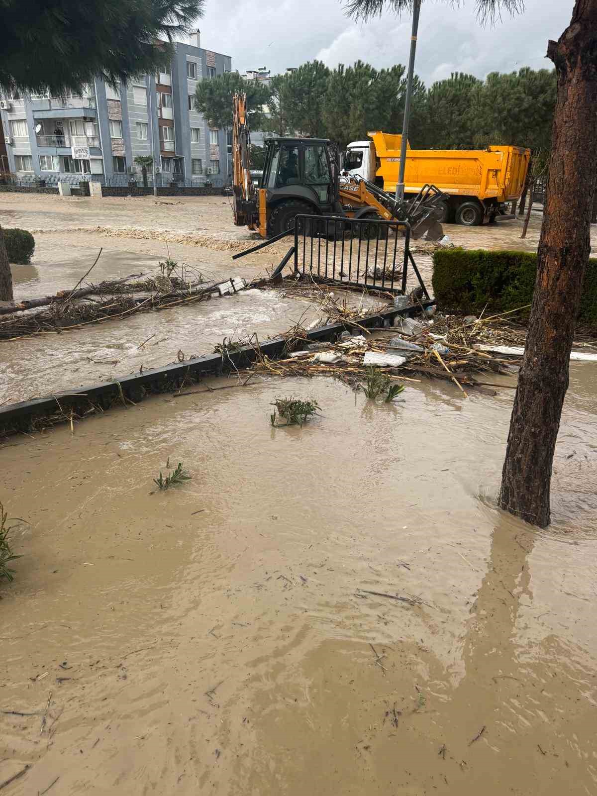 aliagada saganakla birlikte dere tasti bir mahalle sular altinda kaldi 4 IAOf93NN