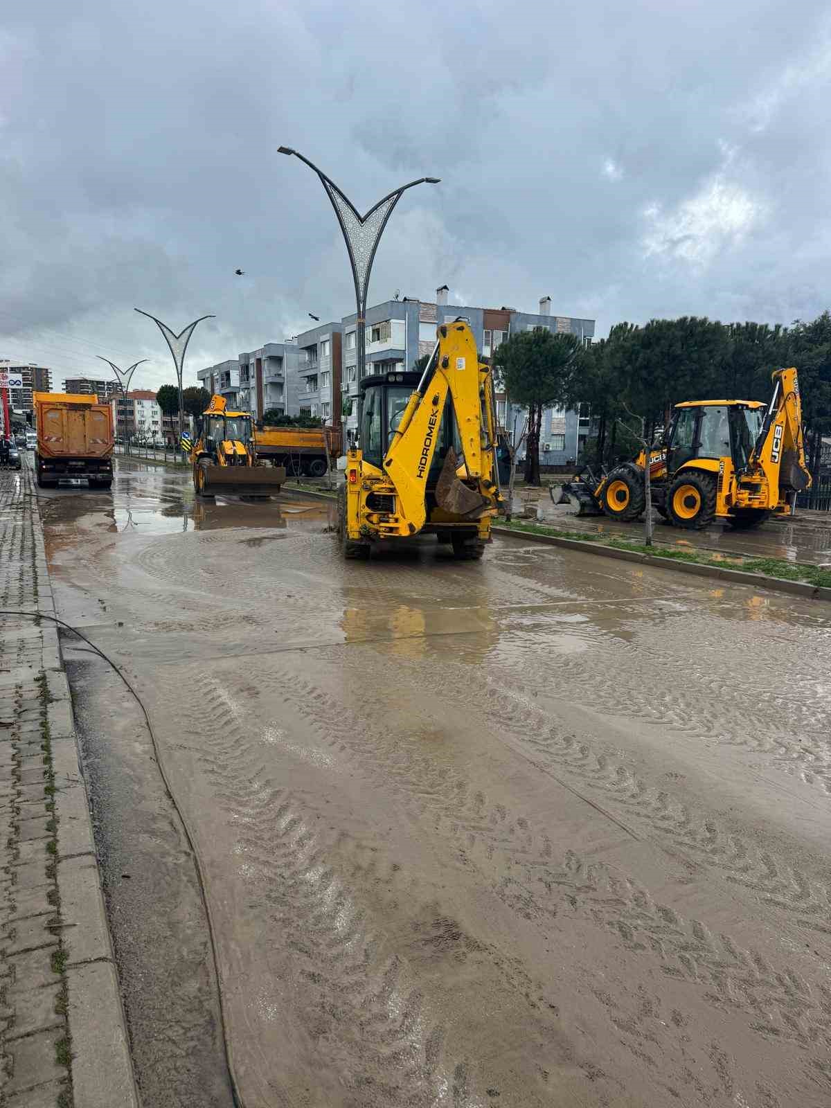 aliagada saganakla birlikte dere tasti bir mahalle sular altinda kaldi 5 IWTDTsHq