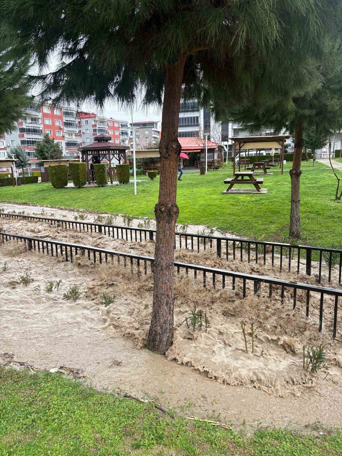 aliagada saganakla birlikte dere tasti bir mahalle sular altinda kaldi 6 LlivRXb7