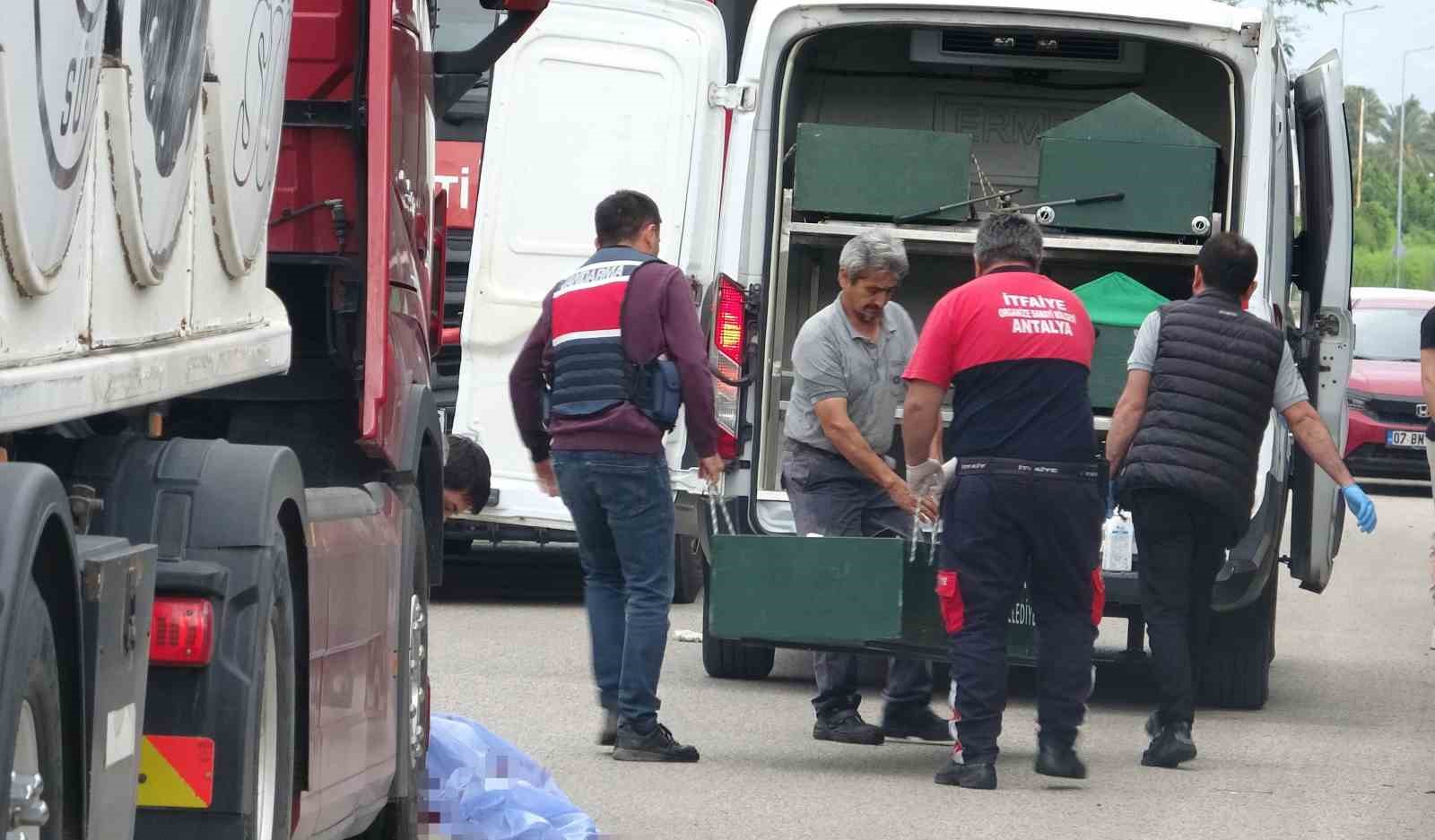 Alınan aracın devrini beklerken hayalleri kural ihlali yapan tırın altında kaldı 8 alinan aracin devrini beklerken hayalleri kural ihlali yapan tirin altinda kaldi 4 QCM7qhtl