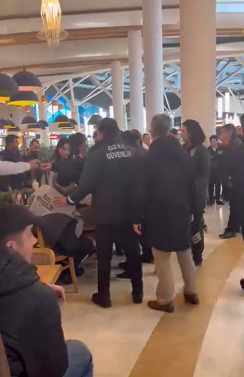 Alışveriş merkezinde çıkan kavgada güvenlik görevlisi bıçaklandı 4 alisveris merkezinde cikan kavgada guvenlik gorevlisi bicaklandi 0 DEizeSuG