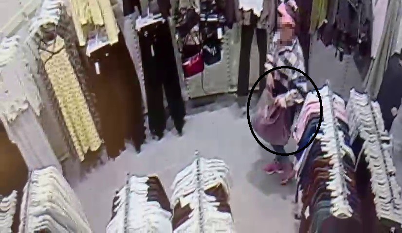 alisveris merkezinde cocugunun yaninda hirsizlik yapan kadin kamerada 0 mBeWPQjR