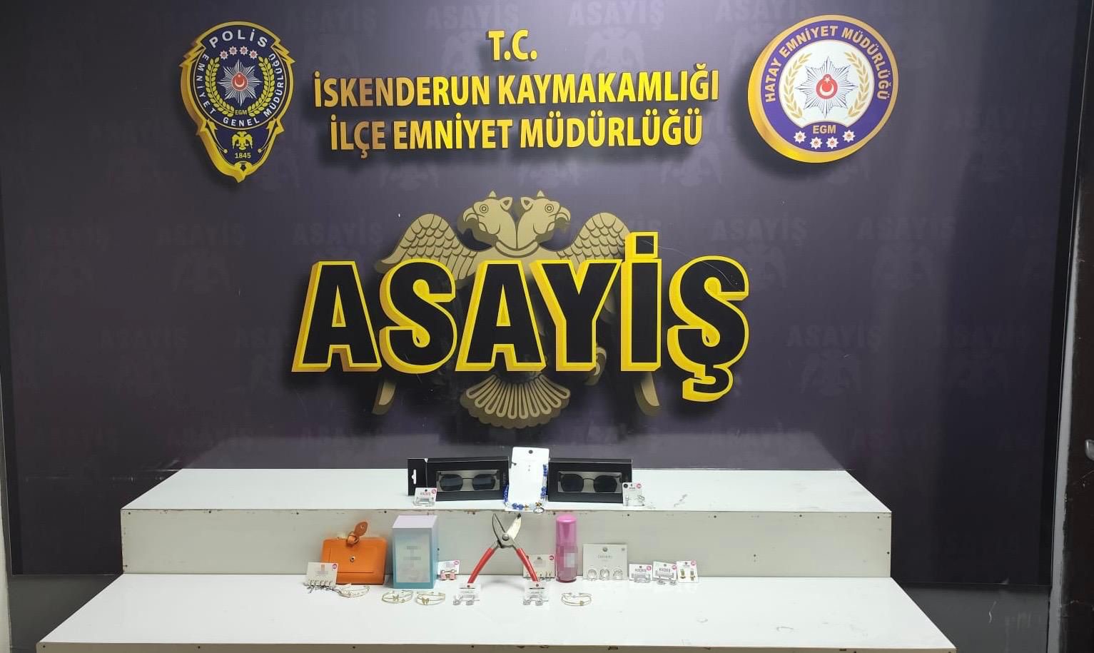 alisveris merkezinde cocugunun yaninda hirsizlik yapan kadin kamerada 2 y22ujmMr