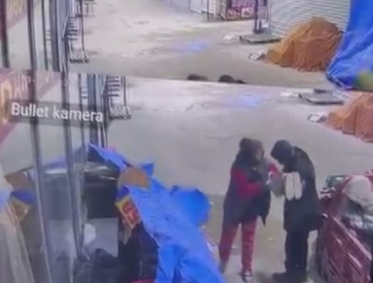 alisveris yaparcasina numaralarina bakarak 50 bin tllik ayakkabilari caldilar 1 l8QbchTU