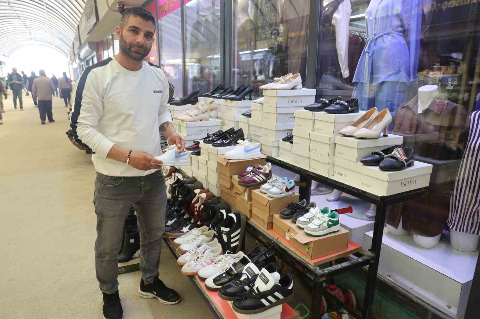alisveris yaparcasina numaralarina bakarak 50 bin tllik ayakkabilari caldilar 3 O3hHLCOM