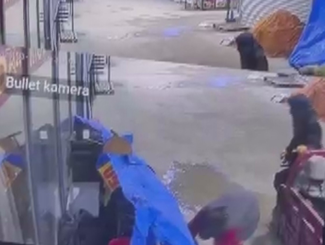 alisveris yaparcasina numaralarina bakarak 50 bin tllik ayakkabilari caldilar 4 CQ57saPR