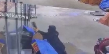 alisveris-yaparcasina-numaralarina-bakarak-50-bin-tllik-ayakkabilari-caldilar-NSSnfeGZ.jpg