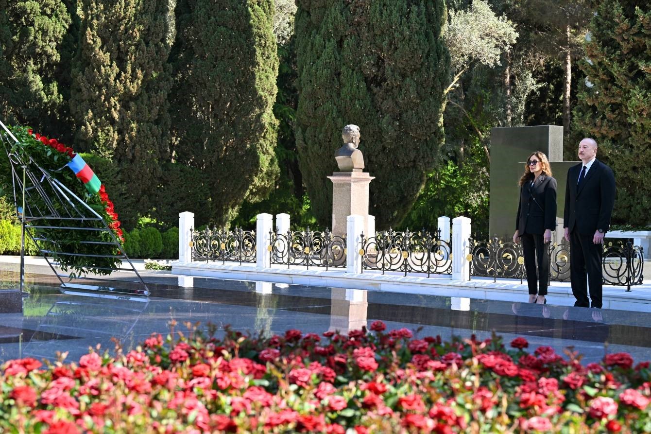 aliyev merhum cumhurbaskani haydar aliyevi mezari basinda andi 3 b7VJdbLP