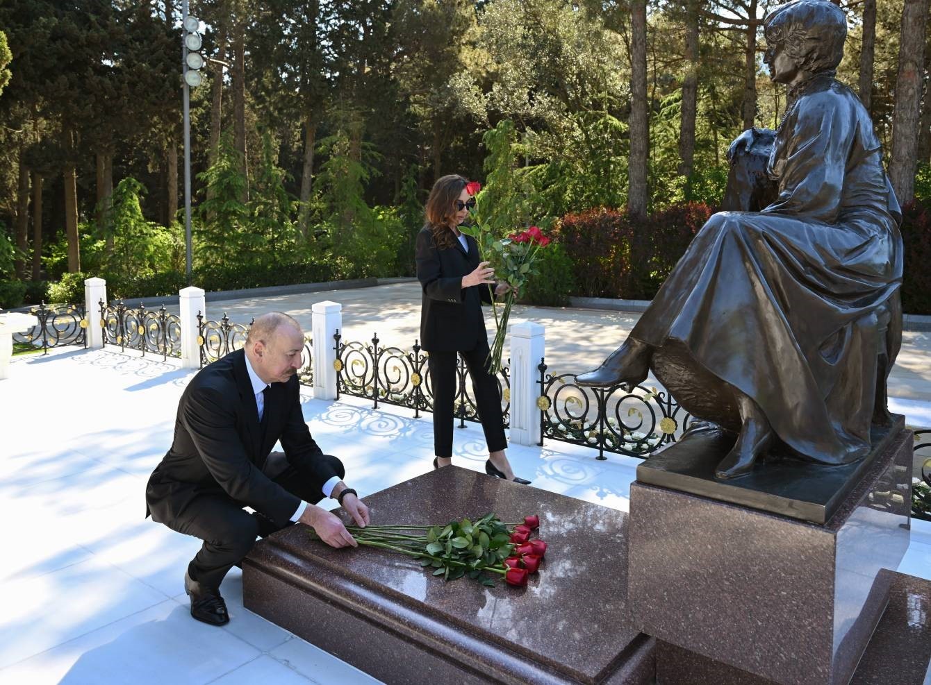 aliyev merhum cumhurbaskani haydar aliyevi mezari basinda andi 4 Kr7WHUc8