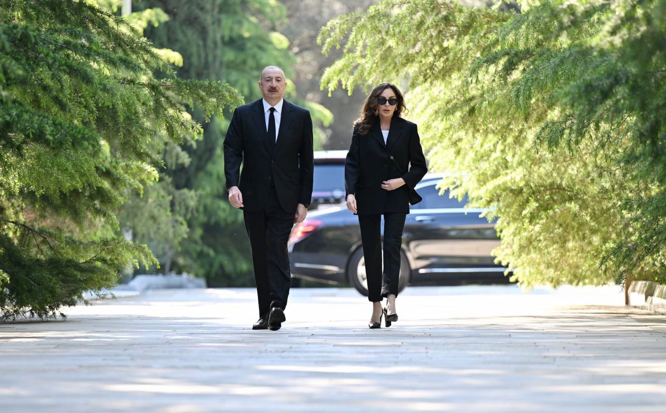 aliyev merhum cumhurbaskani haydar aliyevi mezari basinda andi 6 R2TBiFhK