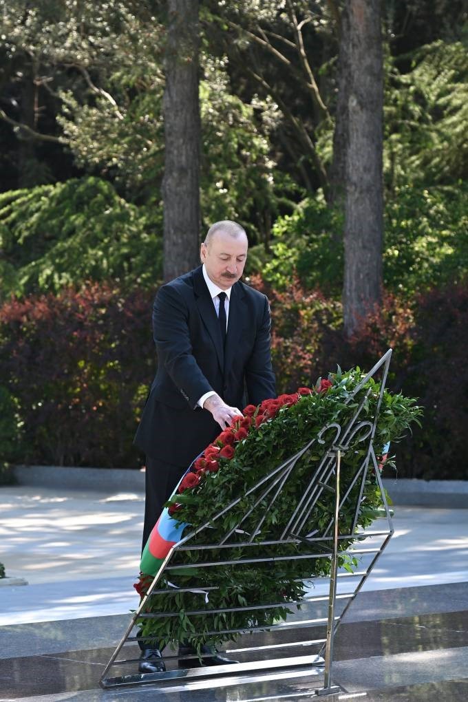 aliyev merhum cumhurbaskani haydar aliyevi mezari basinda andi 7 YaalW33X