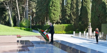 aliyev-merhum-cumhurbaskani-haydar-aliyevi-mezari-basinda-andi-KInTBewl.jpg