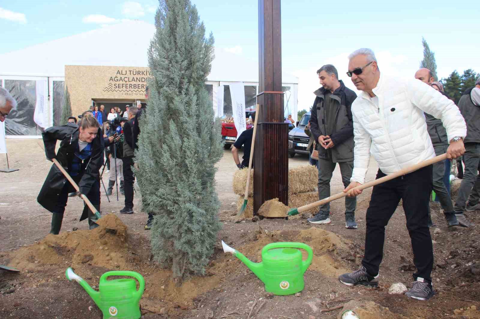 alj turkiye izmirde 312 bin fidani toprakla bulusturdu 0 aLutbb1G