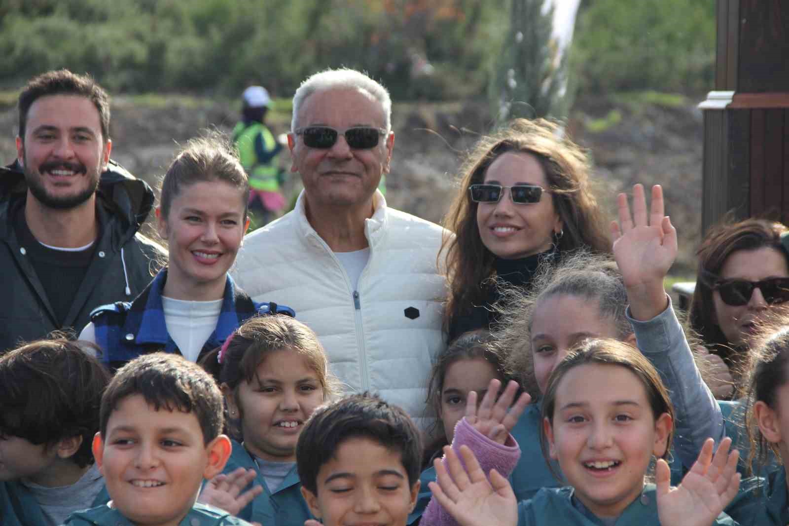 alj turkiye izmirde 312 bin fidani toprakla bulusturdu 1 zT9U8prz