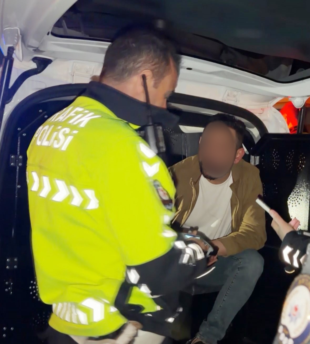alkol alip kaza yapti her seyi unuttu ama esini unutmadi 4 7aSnnSvF
