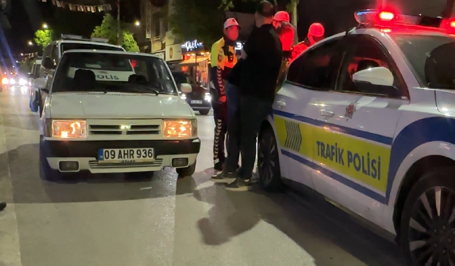 Alkol alıp şampiyonluk kutlamasına çıktı, park halindeki 2 otomobile çarpıp kaçtı 5 alkol alip sampiyonluk kutlamasina cikti park halindeki 2 otomobile carpip kacti 1 EzW8SNWG