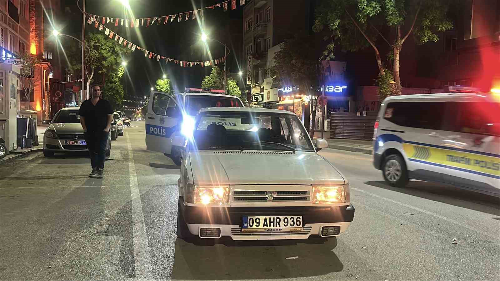 Alkol alıp şampiyonluk kutlamasına çıktı, park halindeki 2 otomobile çarpıp kaçtı 6 alkol alip sampiyonluk kutlamasina cikti park halindeki 2 otomobile carpip kacti 2 TZ9rTqKi