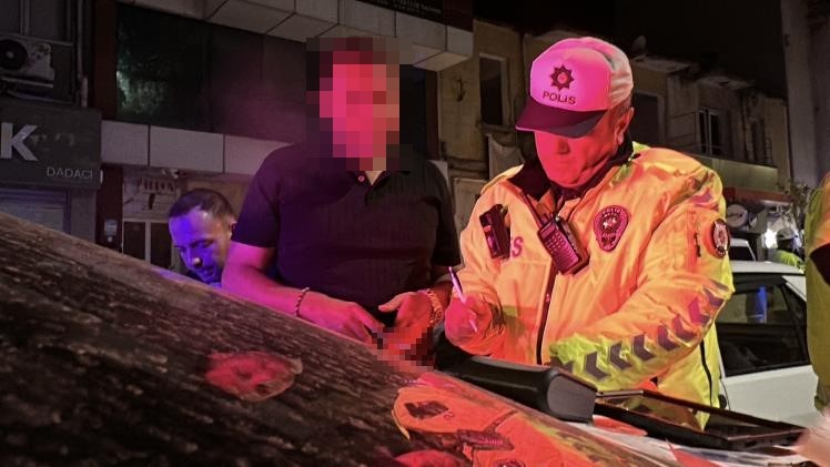 Alkol alıp şampiyonluk kutlamasına çıktı, park halindeki 2 otomobile çarpıp kaçtı 8 alkol alip sampiyonluk kutlamasina cikti park halindeki 2 otomobile carpip kacti 4 BWIgkwRa