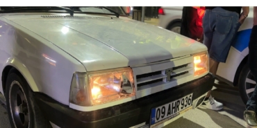 alkol-alip-sampiyonluk-kutlamasina-cikti-park-halindeki-2-otomobile-carpip-kacti-8OUqcWQ9.jpg