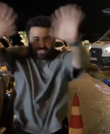 alkol-cikmayinca-sevincten-yerinde-duramadi-IUty5H4i.jpg