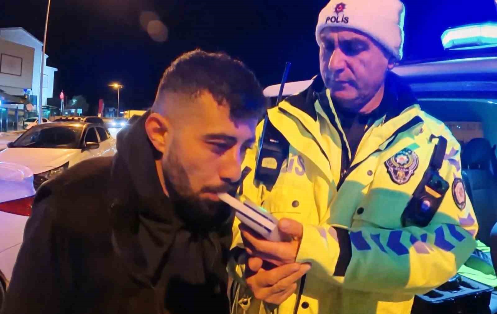 alkollu arac kullanirken yakalandi ehliyetine el konulunca arac basinda icmeyi surdurdu 1 CSTRzslA