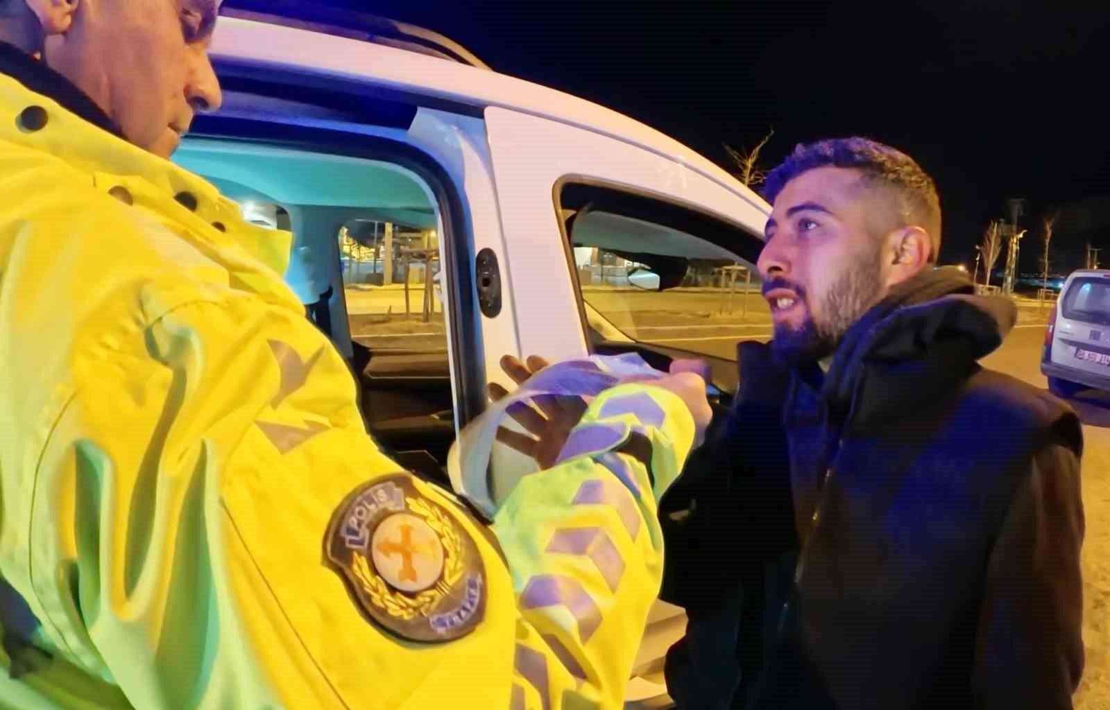 alkollu arac kullanirken yakalandi ehliyetine el konulunca arac basinda icmeyi surdurdu 2 GTWTjJAk