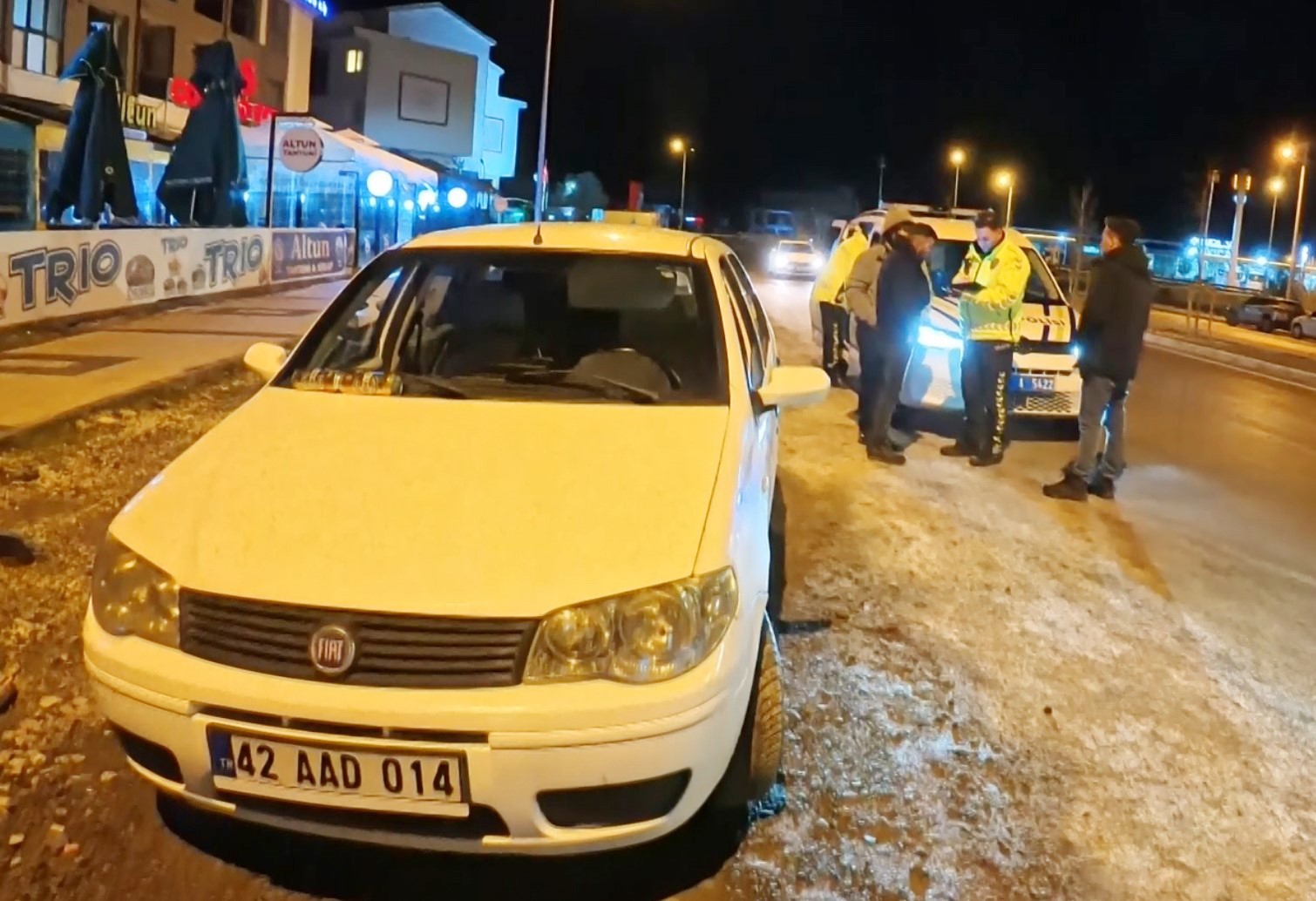alkollu arac kullanirken yakalandi ehliyetine el konulunca arac basinda icmeyi surdurdu 4 mBp3pNmV