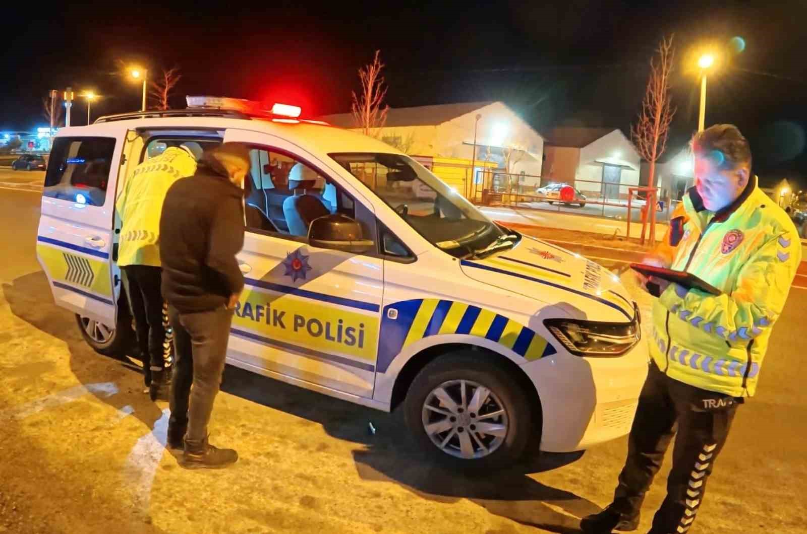 alkollu arac kullanirken yakalandi ehliyetine el konulunca arac basinda icmeyi surdurdu 5 RlZkBMPe
