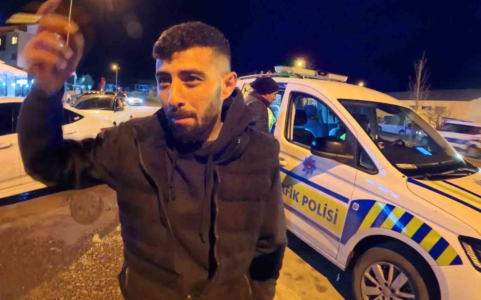 alkollu arac kullanirken yakalandi ehliyetine el konulunca arac basinda icmeyi surdurdu 6 H7mpwNC4