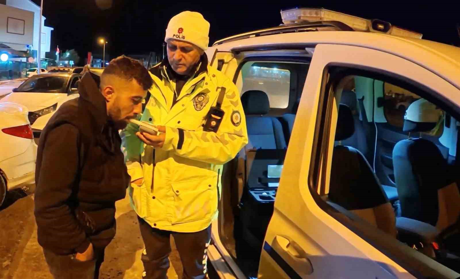 alkollu arac kullanirken yakalandi ehliyetine el konulunca arac basinda icmeyi surdurdu 7 s5sPO4s2