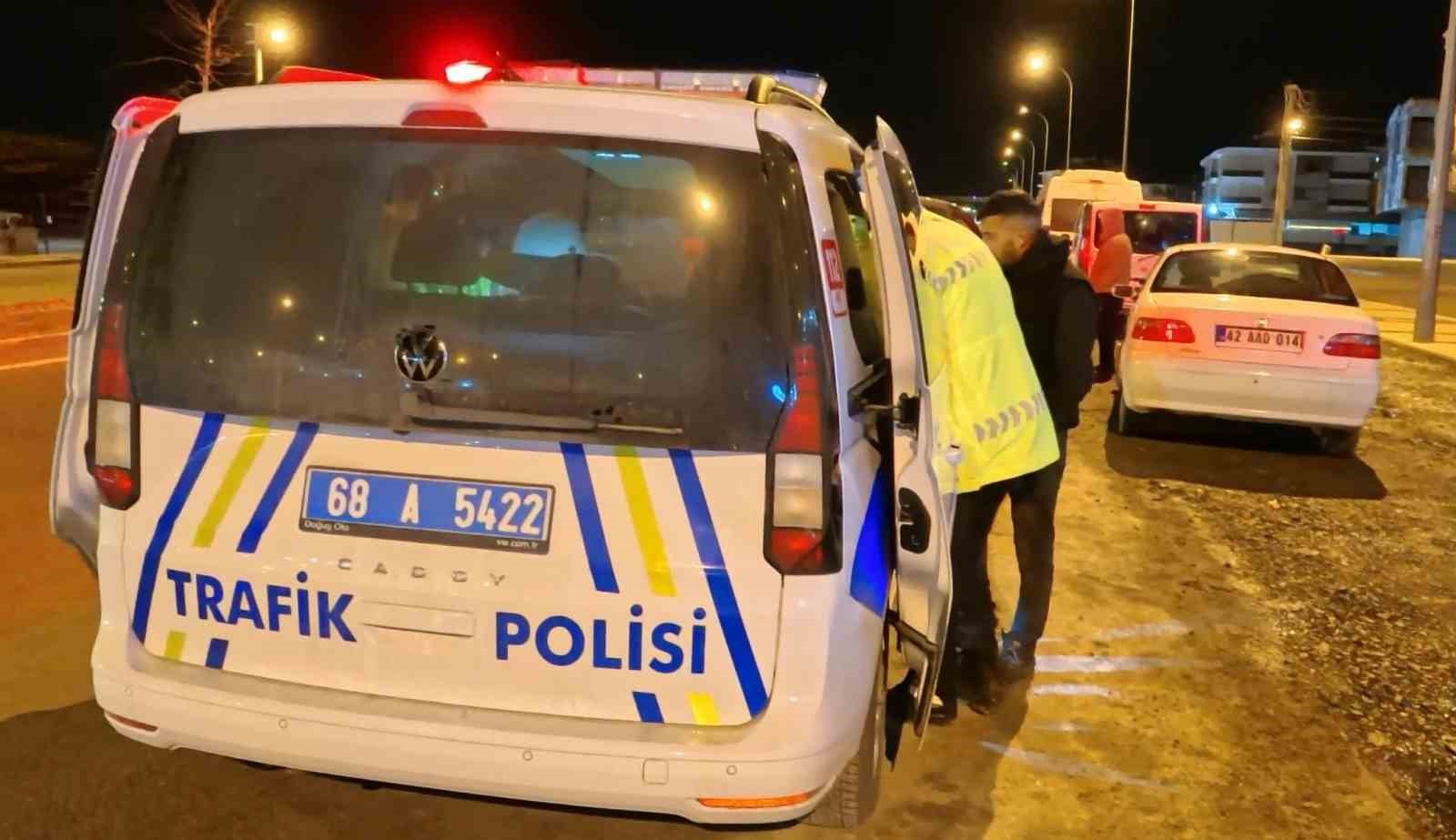 alkollu arac kullanirken yakalandi ehliyetine el konulunca arac basinda icmeyi surdurdu 8 RfVrfSHZ