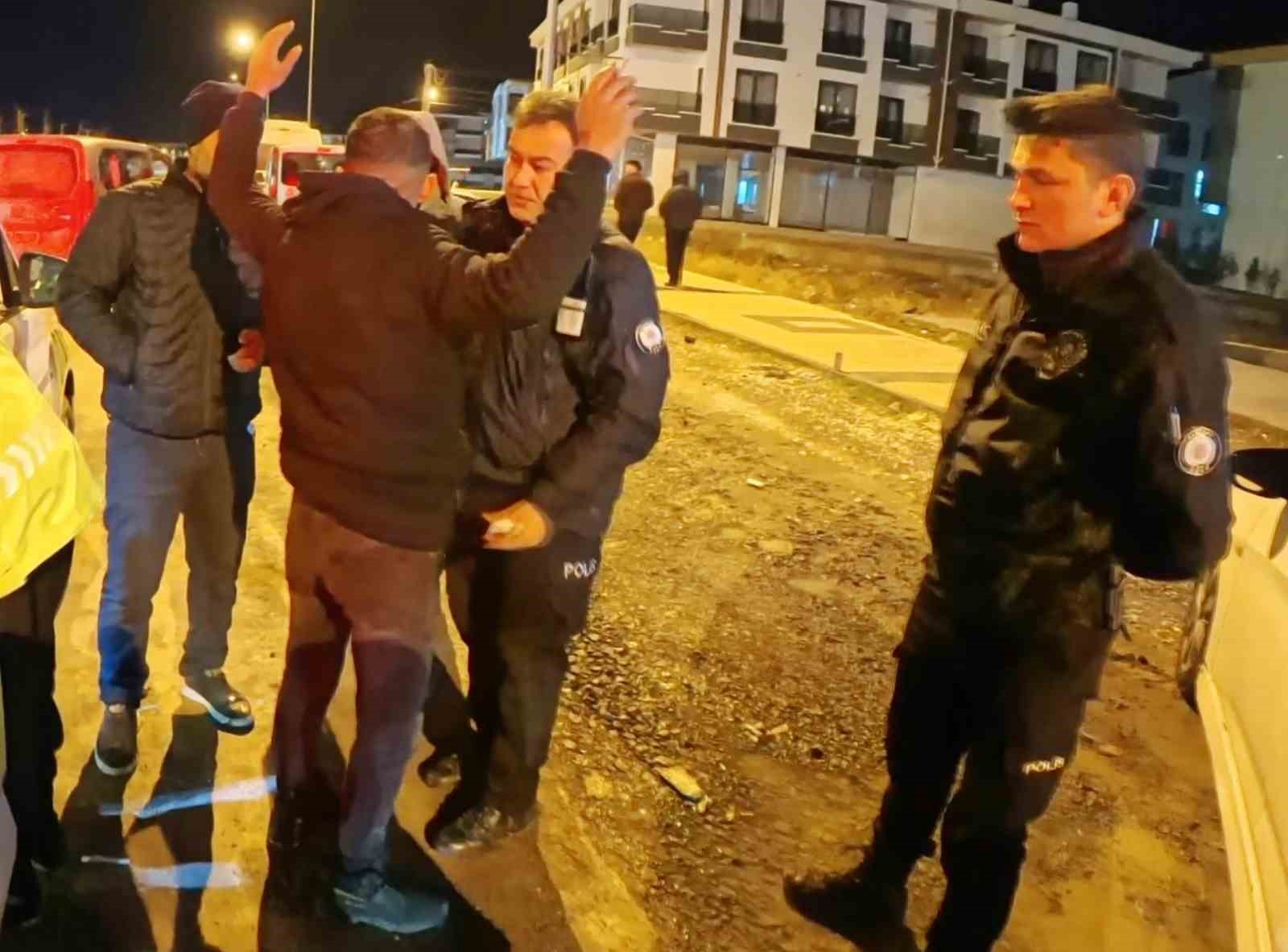 alkollu arac kullanirken yakalandi ehliyetine el konulunca arac basinda icmeyi surdurdu 9 ArfTrfk1