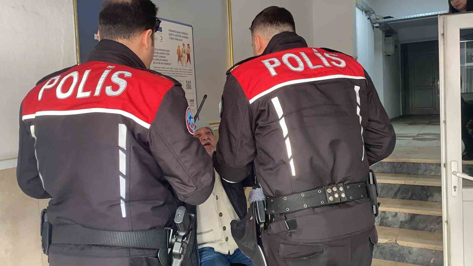 alkollu bir vatandas yardim aldigi vakifta olay cikardi 0 eO3n4C4p