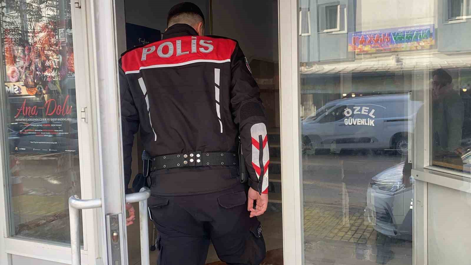 alkollu bir vatandas yardim aldigi vakifta olay cikardi 2 FPBHlV82