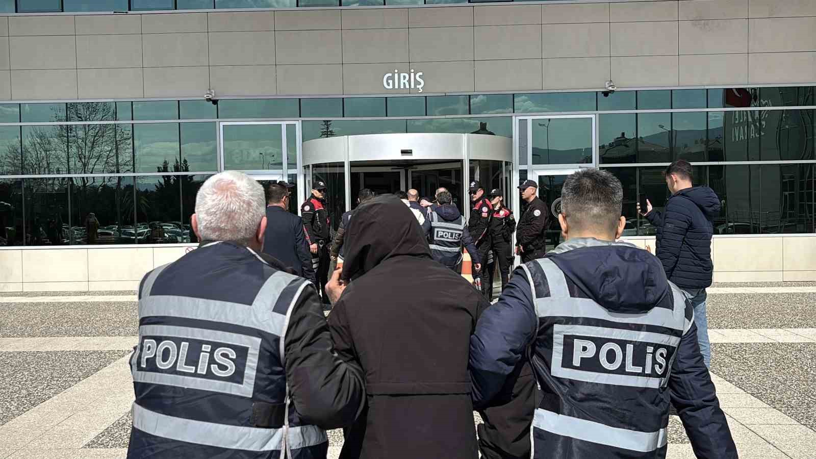 Alkollü mekanı kurşunlayan 4 şüpheliden 2’si tutuklandı 5 alkollu mekani kursunlayan 4 supheliden 2si tutuklandi 1 MIQj2mQW
