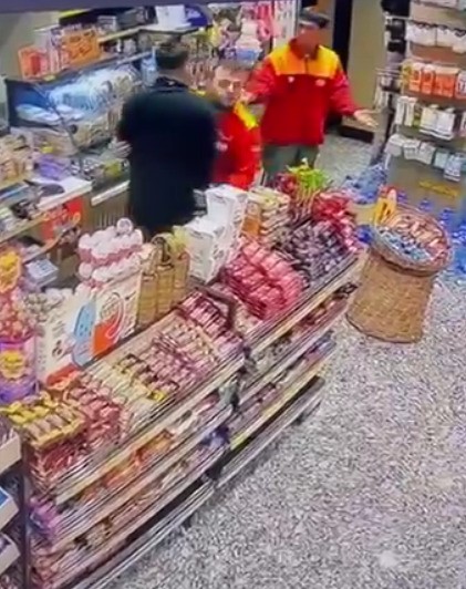 alkollu musteri akaryakit istasyonu calisanini boyle darbetti 1 D8626GT6