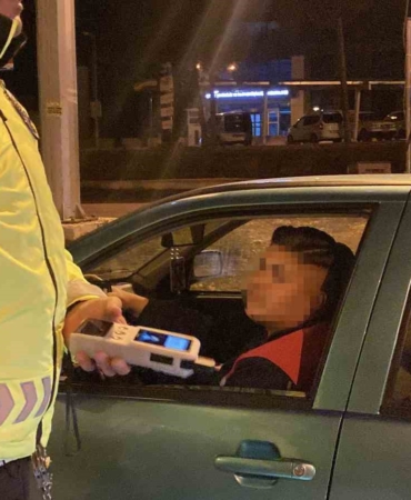 alkollu-otomobil-kullanan-gencin-ehliyetine-6-ay-el-konuldu-FZ1yAUA9.jpg