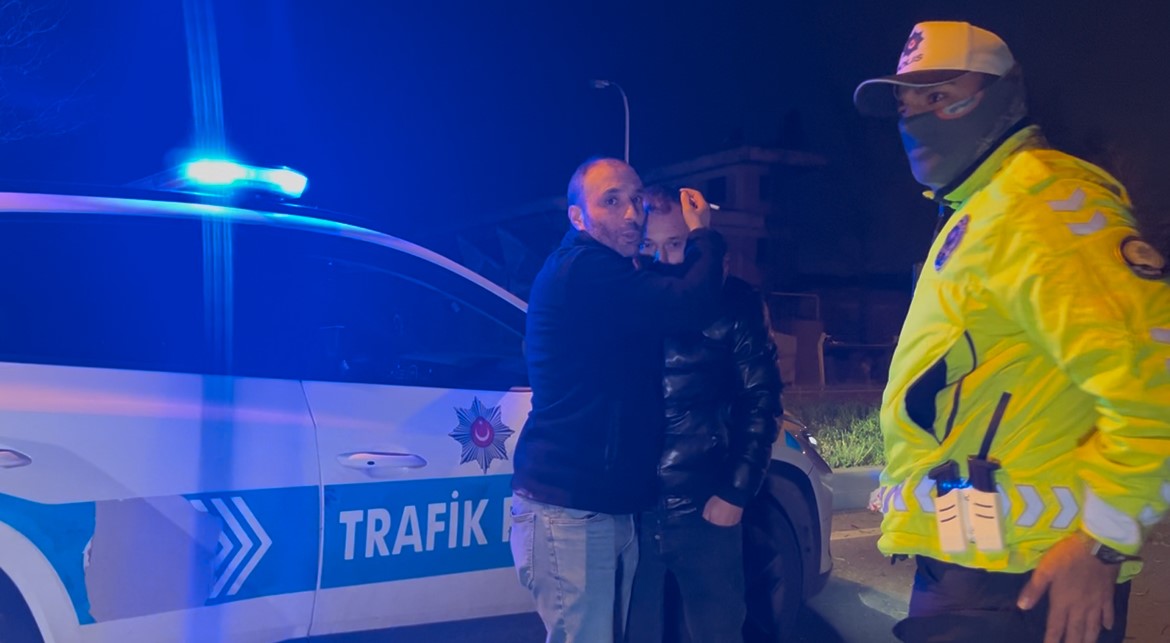 alkollu otomobil surucusu once agaca ardindan tabelaya carparak karsi seride gecti 2 BPqwym9U