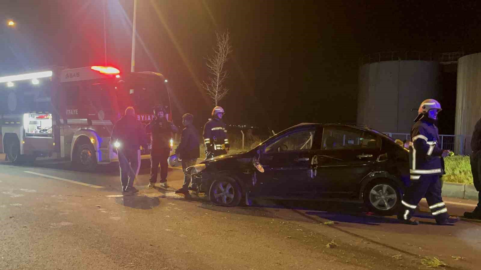 alkollu otomobil surucusu once agaca ardindan tabelaya carparak karsi seride gecti 3 JNPbg2Ta